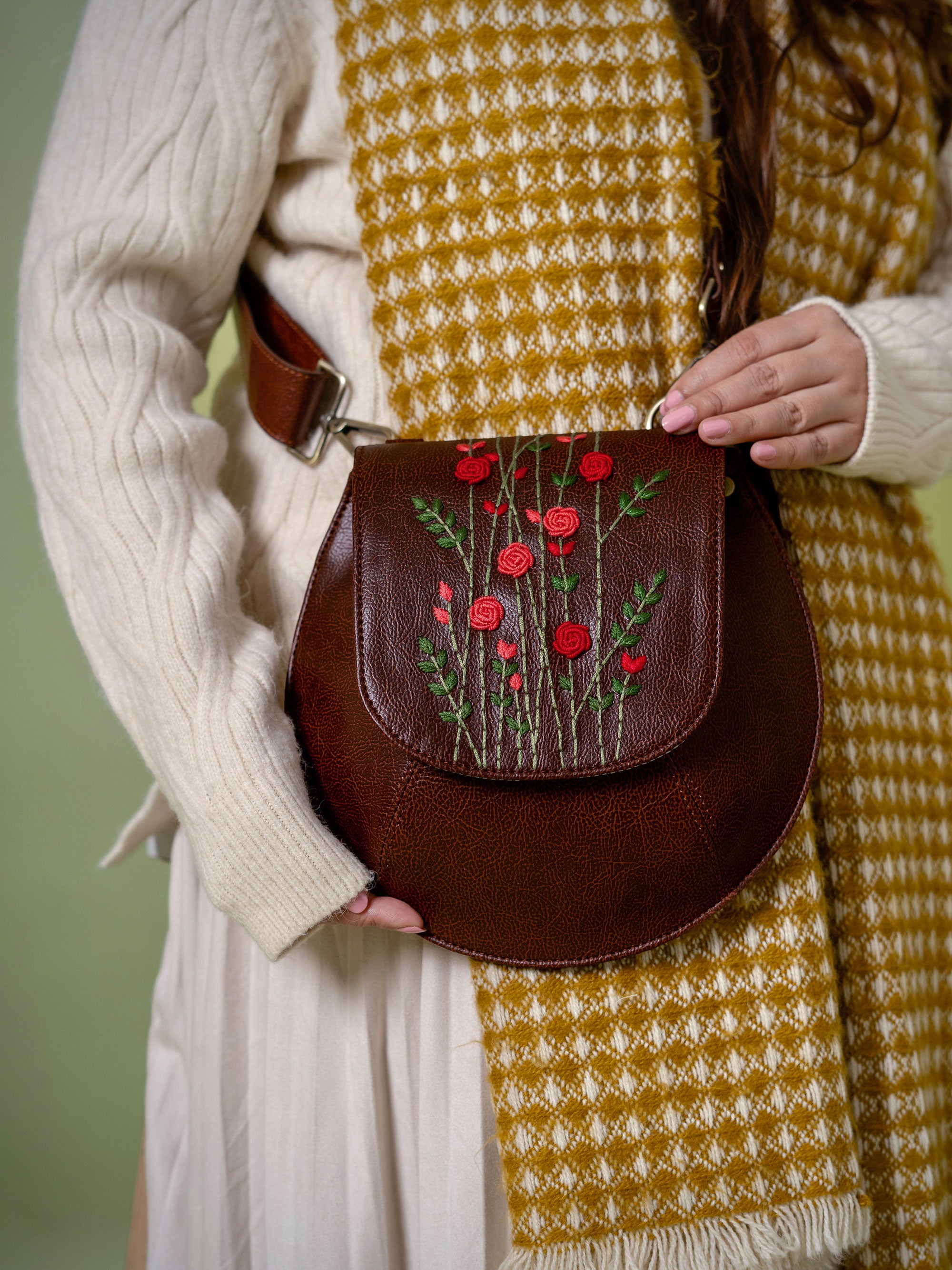 miriスリング　ベージュ Red Rosebud Bianca Sling Bag – Miri