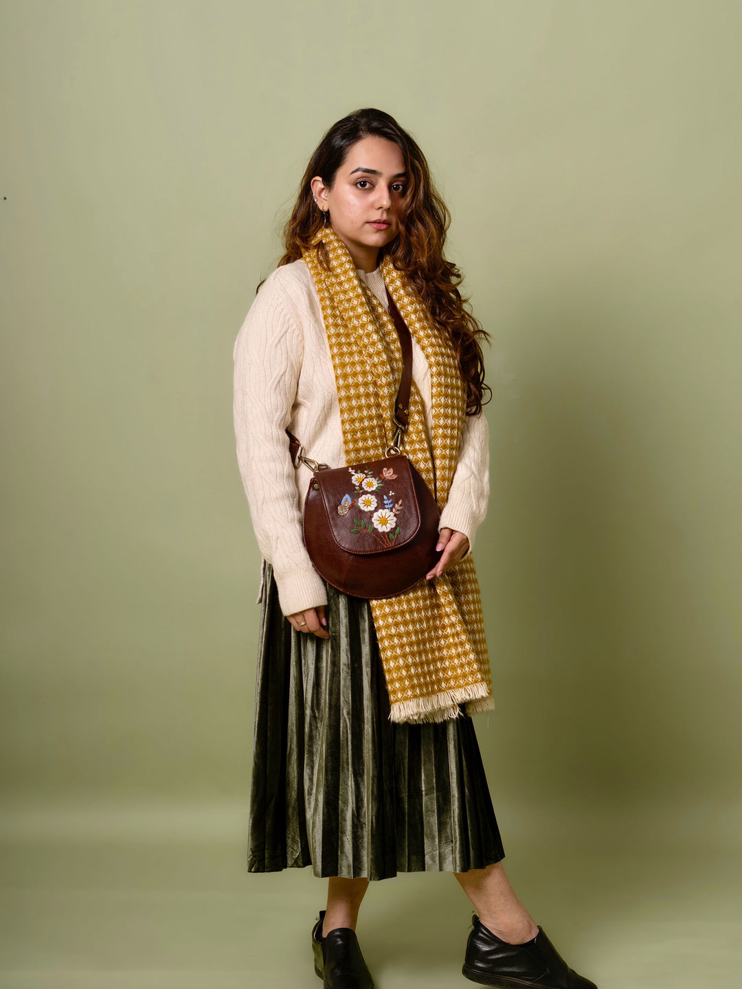White Daisy Bianca Sling Bag