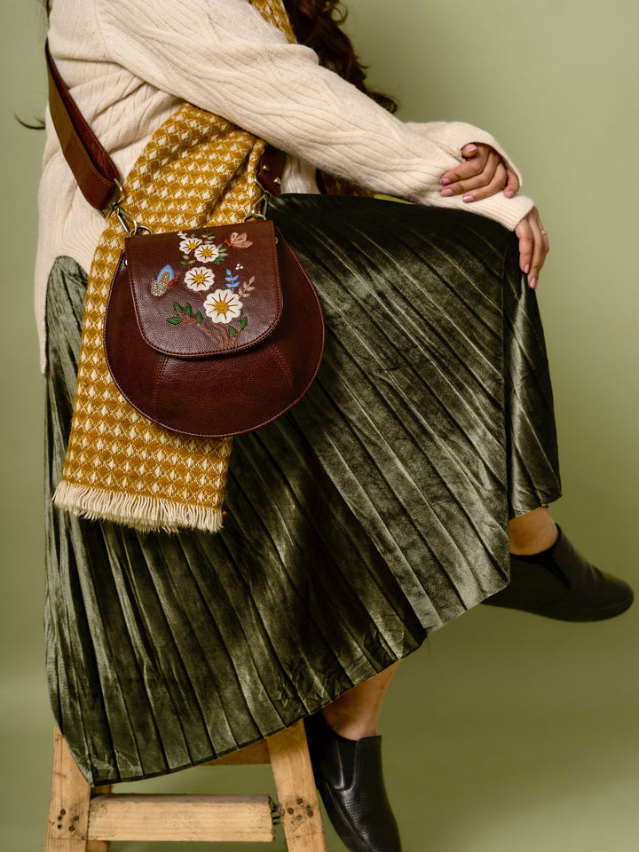 White Daisy Bianca Sling Bag