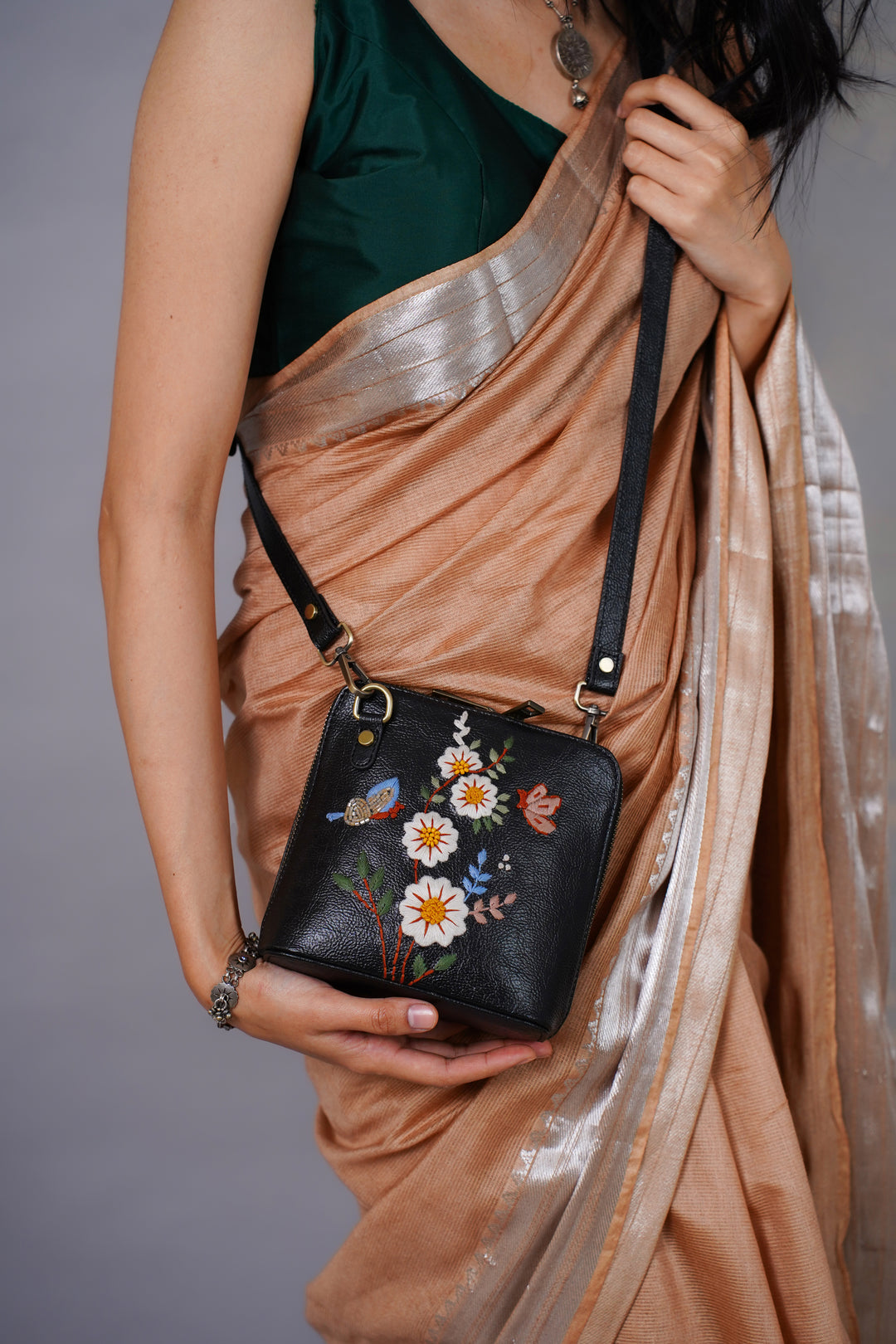 White Daisy Venice Sling Bag