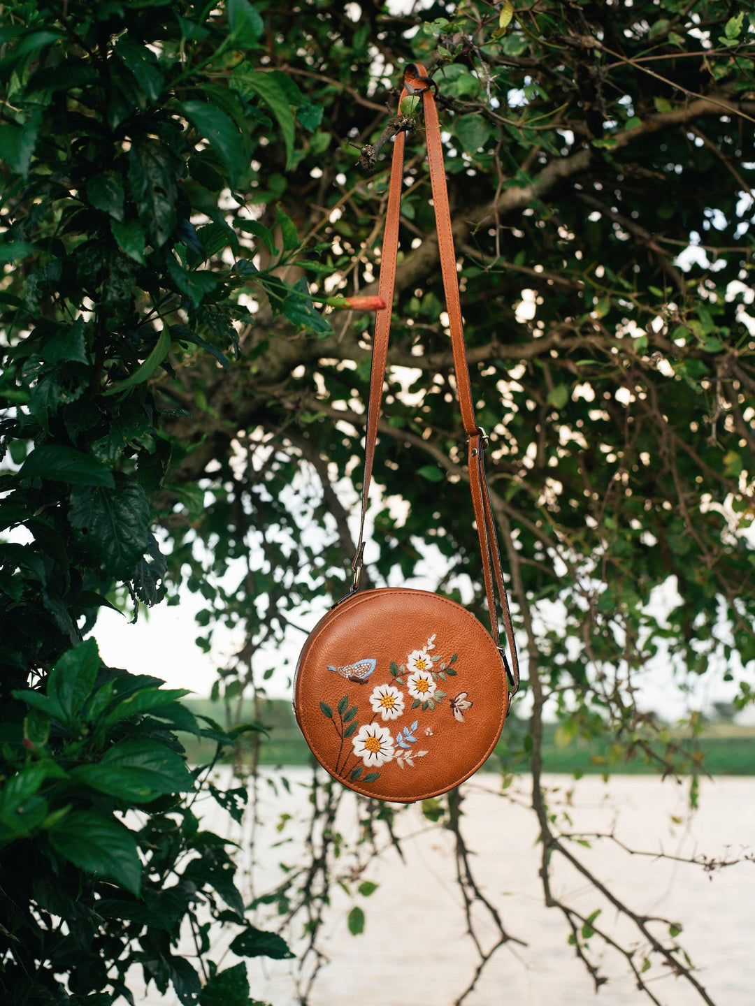 White Daisy Sling Bag - Miri