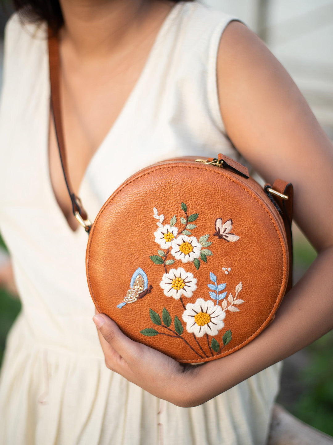 White Daisy Sling Bag - Miri