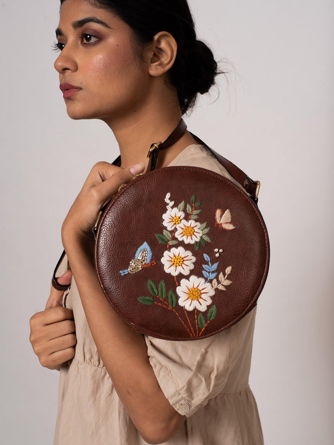 White Daisy Sling Bag - Miri
