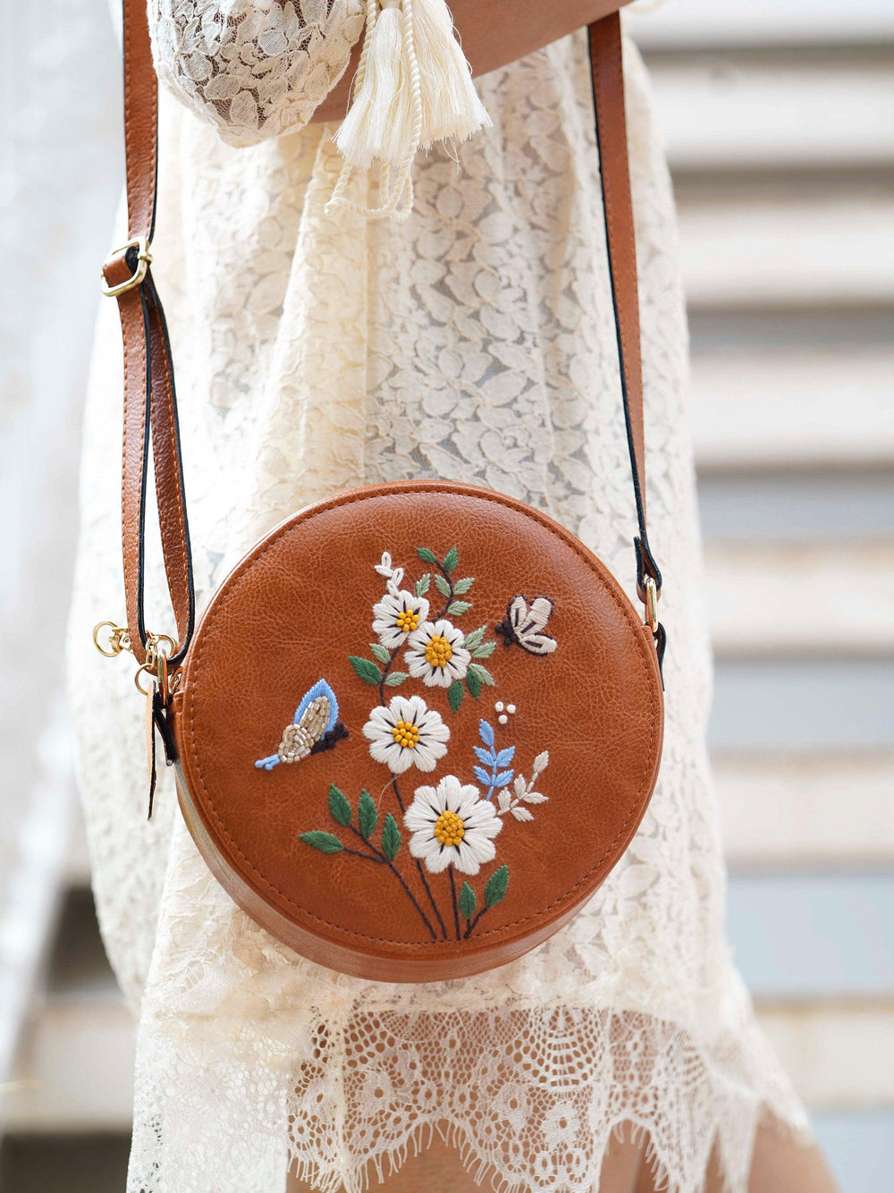 White Daisy Sling Bag - Miri