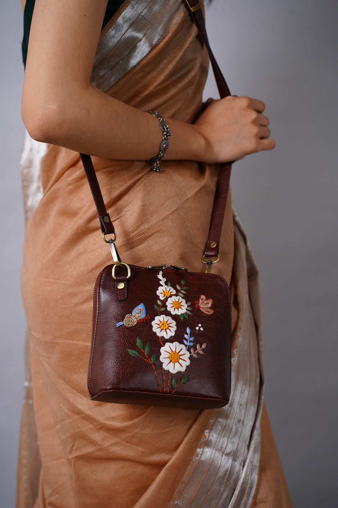 Hand Embroidered White Daisy Venice Sling Bag