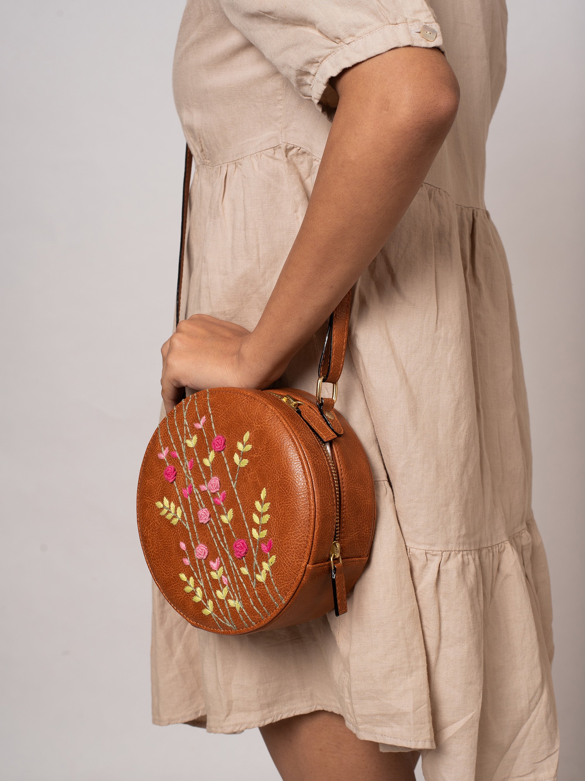 【美品】miri sling （moon） Hand Embroidered Pink Rosebuds Round Sling Bag – Miri